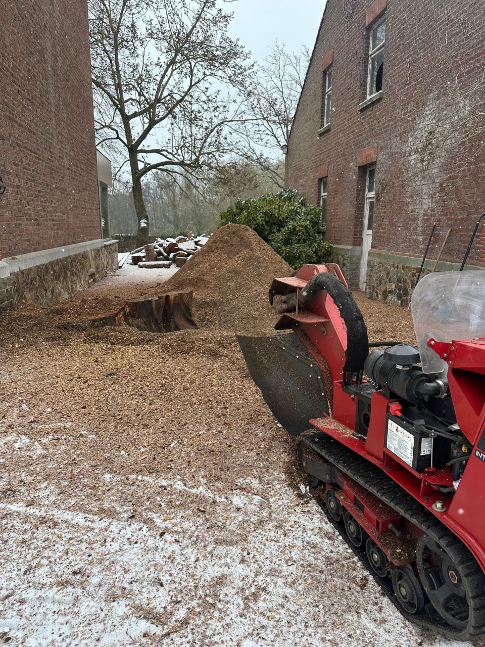 Chantier de rognage sous la neige